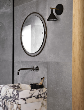 N&aacute;stěnn&eacute; zrcadlo Nimbus, le&scaron;těn&aacute; nebo bronzovan&aacute; mosaz, cena od&nbsp;14&nbsp;874&thinsp;Kč