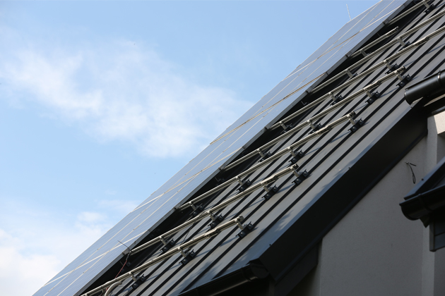 Sn&iacute;h na fotovoltaick&yacute;ch panelech: rizika a bezpečn&aacute; ře&scaron;en&iacute;