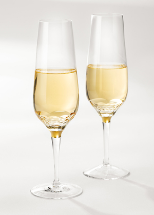 Sklenka na &scaron;ampaňsk&eacute; &Scaron;perk, ručn&iacute; brou&scaron;en&iacute; s jemn&yacute;m proužkem drah&eacute;ho kovu, objem 330 ml, cena 5&nbsp;000 Kč