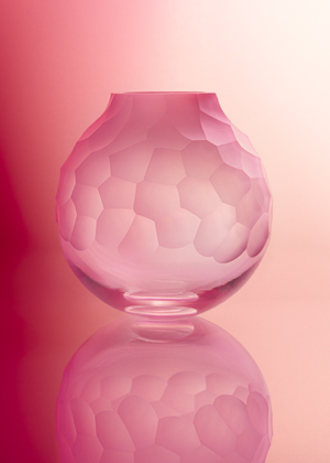 V&aacute;za Dotty, v&nbsp;barvě růžov&eacute;ho op&aacute;lu, dramatick&yacute; mistrovsk&yacute; brus v&nbsp;kontrastu s&nbsp;hladk&yacute;m sklem, velikost 15 cm za cenu 35&nbsp;000 Kč, velikost 25 cm za cenu 69&nbsp;000 Kč