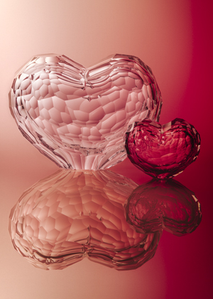 Srdce, design Luk&aacute;&scaron; Jabůrek, ručn&iacute; zpracov&aacute;n&iacute;, k&nbsp;dispozici v&nbsp;růžov&eacute; i dal&scaron;&iacute;ch barevn&yacute;ch variant&aacute;ch, velikost 10 cm za cenu 25&nbsp;000 Kč, velikost 20,5 cm za cenu 53&nbsp;000 Kč