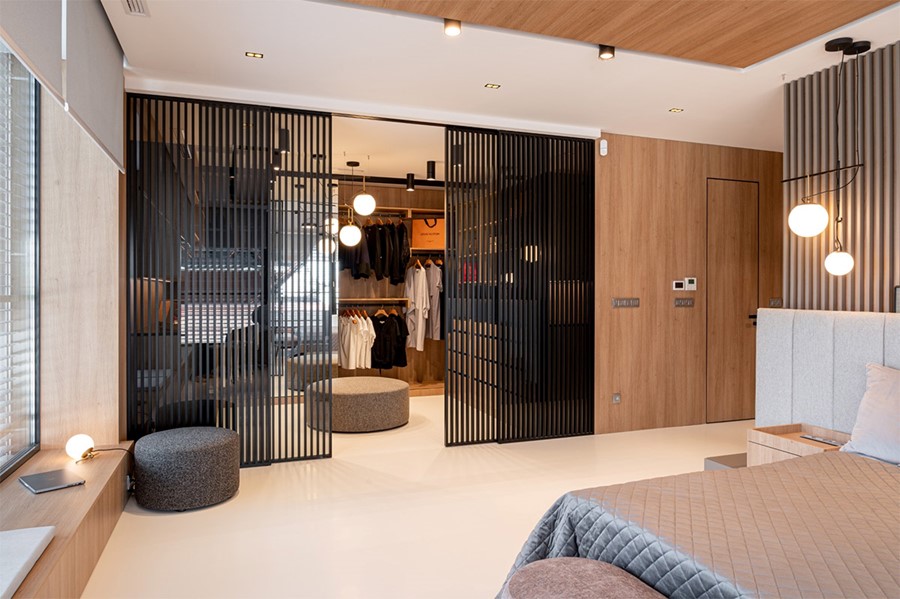 Posuvn&eacute; dveře IDEALINE VERTICAL přirozeně odděluj&iacute; ložnici se z&aacute;zem&iacute;m