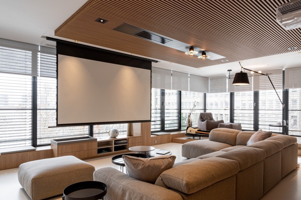 Ob&yacute;vac&iacute; pokoj byl navržen jako multifunkčn&iacute; prostor s prom&iacute;tac&iacute;m projektorem a prostorem pro klav&iacute;r