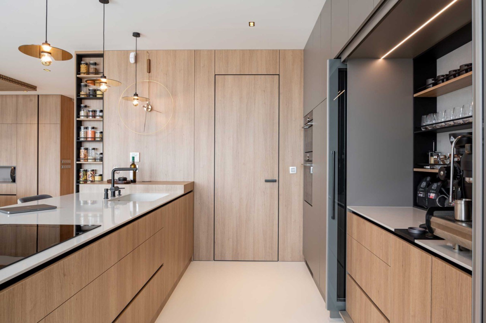 Dveře MASTER ve skryt&eacute; z&aacute;rubni a obkladu EFEKTA ve spojen&iacute; s podlahou akcentuj&iacute; př&aacute;n&iacute; klientů na kombinaci dřevodekoru a světl&yacute;ch barev 