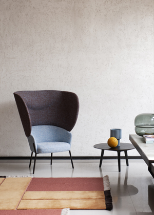 Kolekce WAM kombinuje čalouněnou skoř&aacute;pku s kovovou z&aacute;kladnou v různ&yacute;ch povrchov&yacute;ch &uacute;prav&aacute;ch a vytv&aacute;ř&iacute; intimn&iacute;, pohodln&yacute; a vizu&aacute;lně v&yacute;razn&yacute; sedac&iacute; program.