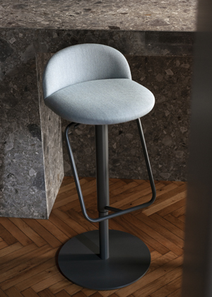 Kolekce stoliček Cosmo od Marca Zita kombinuje čist&eacute; linie a geometrick&eacute; tvary pro současn&yacute; a elegantn&iacute; vzhled.