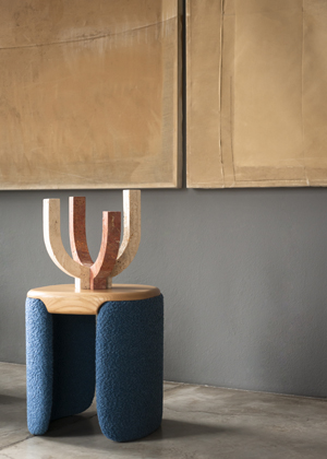 Kolekce Petal zahrnuje lavici a univerz&aacute;ln&iacute; prvek, kombinuj&iacute;c&iacute; čalouněn&yacute; sed&aacute;k a jasanovou desku pro flexibiln&iacute; použit&iacute; v čekac&iacute;ch, konverzačn&iacute;ch i obytn&yacute;ch prostorech.