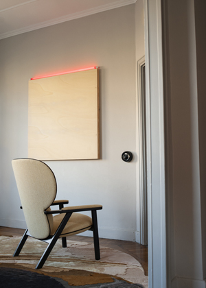 Křeslo Peggy kombinuje čalouněnou skoř&aacute;pku s obep&iacute;naj&iacute;c&iacute; opěrkou hlavy, podstavec z jasanov&eacute;ho dřeva a jemně tvarovan&eacute; područky pro elegantn&iacute; pohodl&iacute; a vizu&aacute;ln&iacute; lehkost.