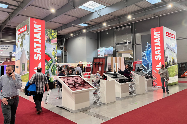 Oblečte si postroj pro pohyb ve výškách a vyzkoušejte montáž střechy: ROOFIX a SATJAM míří na veletrh Střechy-Solar-Řemeslo 2026