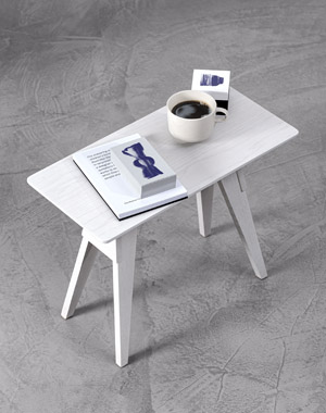 Stolek Arco, design Chuck Mack, dubov&eacute; dřevo, rozměr 52 &times; 25 &times; 40 cm, cena 6 707 Kč 