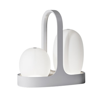 Dob&iacute;jec&iacute; stoln&iacute; lampa Duo, design  Koz Susani Design, foukan&eacute; b&iacute;l&eacute; sklo, b&iacute;l&yacute; plast, osm hodin sv&iacute;cen&iacute;, orientačn&iacute; cena 32&nbsp;200 Kč  