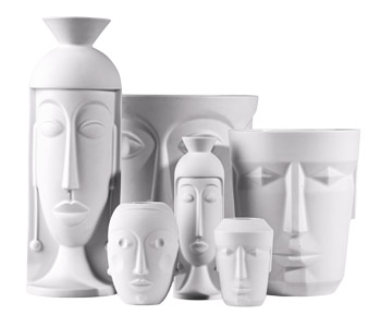 V&aacute;zy z&nbsp;kolekce Les Trois Amis, design Michael Sieger, b&iacute;l&yacute; porcel&aacute;n se sat&eacute;nov&yacute;m povrchem, cena od 5&nbsp;350 Kč/ks