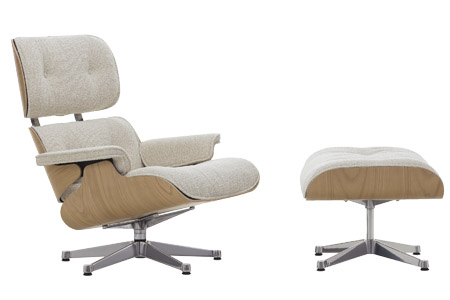 Ikonick&eacute; křeslo Eames Lounge Chair &amp; Ottoman, design Charles a&nbsp;Ray Eamesovi, př&iacute;rodn&iacute; ka&scaron;tanov&aacute; d&yacute;ha, textilie Nubia 02, hlin&iacute;kov&aacute; podnož, cena křesla 158&nbsp;600 Kč, cena podnožky 59&nbsp;020 Kč 