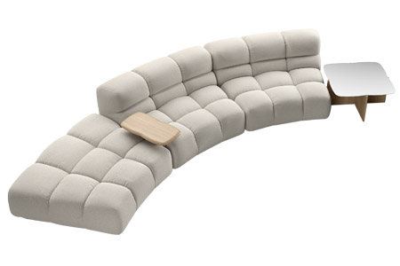 Sedac&iacute; souprava Tufty-Time,  design Patricia Urquiola, ocelov&yacute; r&aacute;m, polyuretan, peř&iacute;, textilie i&nbsp;kůže, sn&iacute;mateln&yacute; potah,  cena od 326 293 Kč 