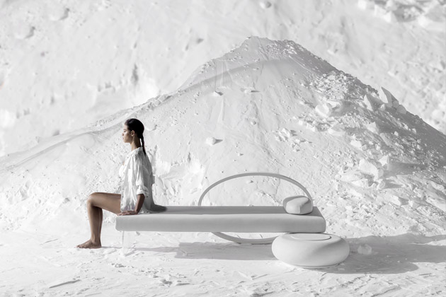 Venkovn&iacute; leh&aacute;tko Wellness Therapy, design Alberto Apostoli, kov, eliptick&yacute; prstenec ve tmě vyzařuje barevnou terapii, &bdquo;obl&aacute;zek&ldquo; Sasso slouž&iacute; jako stoleček poskytuj&iacute;c&iacute; aromaterapii, chromoterapii i&nbsp;zvukovou terapii, dod&aacute;v&aacute;n i&nbsp;s&nbsp;ohř&iacute;vac&iacute;m povrchem pro bylinkov&eacute; čaje  či su&scaron;en&iacute; ručn&iacute;ků, v&iacute;ce rozměrů, cena na dotaz