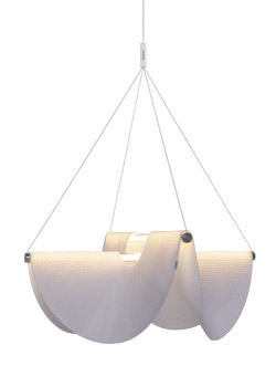 Z&aacute;věsn&eacute; sv&iacute;tidlo Drape Light, design Jamie Wofond, polyesterov&eacute; st&iacute;nidlo, skleněn&eacute; trubice, LED světla, hlin&iacute;kov&eacute; detaily, dvě velikosti, orientačn&iacute; cena 42 000 Kč 