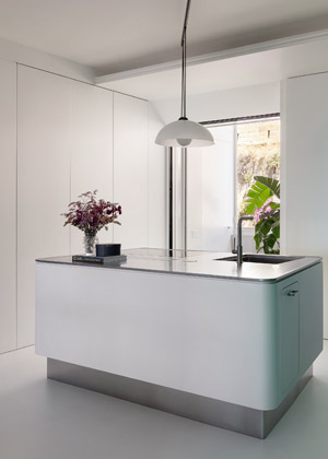 Kuchyňsk&aacute; sestava n&aacute;bytku Ego,  design Alberto Torsello, inspirace estetikou 50. let 20. stolet&iacute;, odoln&aacute; nerez AISI 304 lakovan&aacute; v&nbsp;barvě RAL, mat i&nbsp;lesk, cena na dotaz 