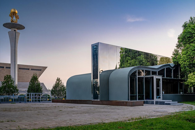 Ocelová vlna u muzea Ocelová vlna u muzea