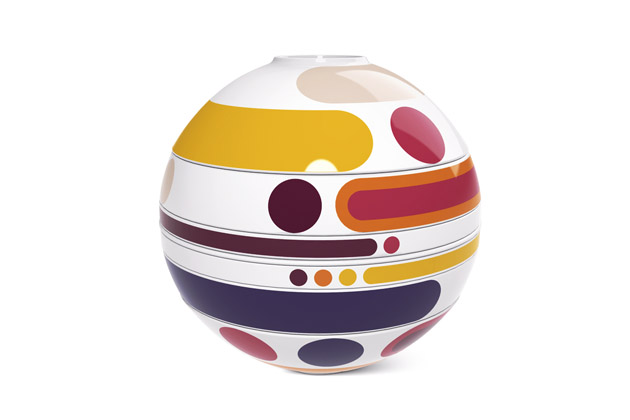 La Boule je nová edice kolekce stolního nádobí, která byla poprvé uvedena na trh v roce 1971. Spojuje ikonický jazyk forem s funkčním nápadem: stohováním jednotlivých kusů nádobí vzniká kulovitá kompozice, která zvládne naplnit potřeby stolování pro dvě osoby. Kolekce je dostupná v několika barevných provedeních. Průměr 23,9 cm, výška 23,3 cm. Cena provedení Miami je 11 185 Kč.