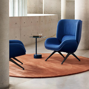 Křeslo Lepal přin&aacute;&scaron;&iacute; dokonalou rovnov&aacute;hu mezi ergonomi&iacute; a&nbsp;estetikou. Jeho pevn&aacute;, geometricky tvarovan&aacute; skoř&aacute;pka a&nbsp;měkk&yacute;, vrstevnat&yacute; sed&aacute;k spoč&iacute;vaj&iacute; na &scaron;t&iacute;hl&eacute; podnoži, č&iacute;mž vytv&aacute;řej&iacute; dokonal&yacute; kontrast. Konstrukce je z&nbsp;pr&aacute;&scaron;kově lakovan&eacute;ho hlin&iacute;ku nebo masivn&iacute;ho dřeva, pol&scaron;t&aacute;ře jsou čalouněny v&nbsp;různ&yacute;ch kombinac&iacute;ch materi&aacute;lů. Čalouněn&iacute; a&nbsp;vnitřn&iacute; komponenty jsou sestaveny bez použit&iacute; lepidla. Cena na dotaz