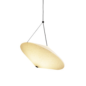 Sv&iacute;tidlo Rificolona je zavě&scaron;eno na tenk&eacute;m lanku, kter&yacute;m lze jednodu&scaron;e pohybovat, a&nbsp;směřovat tak proud světla podle aktu&aacute;ln&iacute; potřeby. St&iacute;nidlo je vyroben&eacute; přev&aacute;žně z&nbsp;recyklovan&eacute;ho polyetylenu, jehož hustota je upravena transparentn&iacute;m n&aacute;střikem. Design E-ggs, průměr 80 cm, cena 24 970&nbsp;Kč.