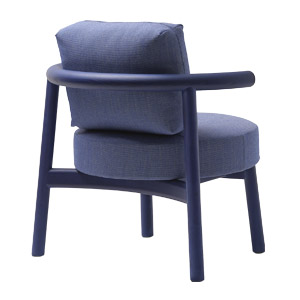 &bdquo;Velk&yacute; oblak, do kter&eacute;ho se můžete ponořit!&ldquo; Tak popisuje křeslo Paf Paf jeho autorka, design&eacute;rka Marilaura Irvine, kter&aacute; t&iacute;mto nav&aacute;zala na svůj předchoz&iacute; n&aacute;vrh stejnojmenn&eacute; židle. I&nbsp;tentokr&aacute;t bylo jej&iacute;m z&aacute;měrem vyhnout se polyuretanu, kter&yacute; lze sice dokonale vytvarovat, ale nen&iacute; zcela př&iacute;rodn&iacute;. M&iacute;sto něj použila jako v&yacute;plň kombinaci speci&aacute;ln&iacute;ch tkanin a&nbsp;peř&iacute;... R&aacute;m je z&nbsp;jasanov&eacute;ho dřeva, rozměry  73 &times; 85 &times; 85,5 cm, cena 38 260 Kč. 