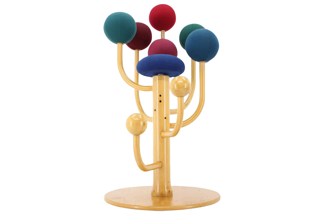 Ikonická židle Garden od Petra Opsvika je mistrným spojením ergonomie, svobody pohybu a skandinávského designu. Navržena s důrazem na přirozené držení těla, podporuje dynamické sezení a zajišťuje pohodlí i při delším používání. Její minimalistický tvar a jemné detaily z ní činí elegantní prvek, který se hodí do moderních interiérů i pracovních prostor. Židle je vyrobena z kvalitních materiálů a nabízí unikátní kombinaci funkčnosti a vizuální lehkosti.