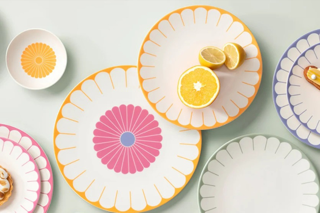 Servírovaný talíř z kolekce Fleur (Villeroy &amp; Bosch), s dekorem průměr 32 cm, cena 1060 Kč