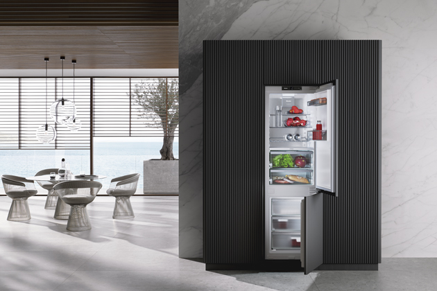 Syst&eacute;m PerfectFresh Active pro ukl&aacute;d&aacute;n&iacute; ovoce a&nbsp;zeleniny poskytuje chladnička KFN4444C125 Gala Ed ve speci&aacute;ln&iacute;ch boxech s&nbsp;přesnou regulac&iacute; teploty a&nbsp;vlhkosti, cena 53&nbsp;990 Kč