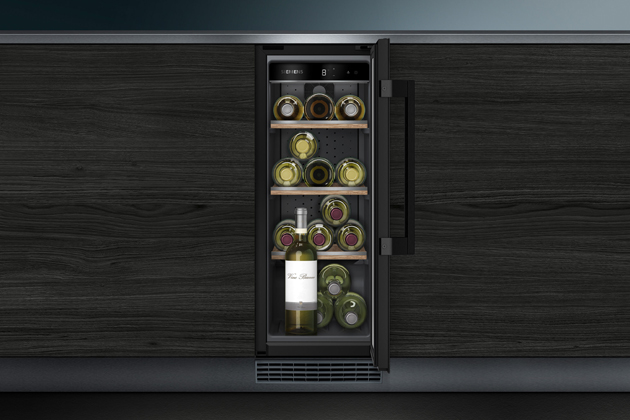 Vinot&eacute;ka iQ500 s&nbsp;kapacitou 21 lahv&iacute; je vybavena dubov&yacute;mi policemi, kter&eacute; tvoř&iacute; elegantn&iacute; z&aacute;kladnu pro ukl&aacute;d&aacute;n&iacute; dobr&yacute;ch v&iacute;n, cena 33&nbsp;090 Kč 