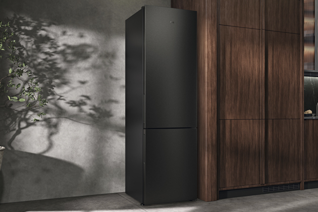 Komplexn&iacute; cirkulace vzduchu zaji&scaron;ťuje chladničce Cooling 360&deg; ORC8M361CL v&nbsp;cel&eacute;m prostoru včetně koutů stejnou teplotu, kter&aacute; se po otevřen&iacute; d&iacute;ky zadn&iacute; nerezov&eacute; stěně rychle obnov&iacute;, cena 28&nbsp;699 Kč