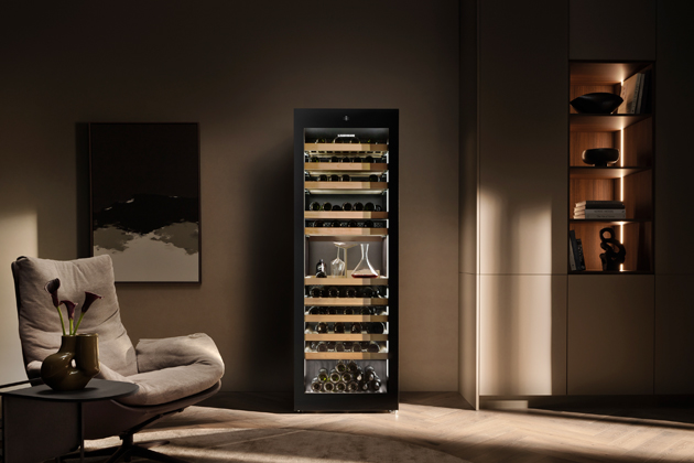 Funkce TempProtect vinot&eacute;ky WPGBI 7483 průběžně hl&iacute;d&aacute; teplotu a&nbsp;funkce HumiditySelect zaji&scaron;ťuje optim&aacute;ln&iacute; vlhkost vhodnou pro korkov&eacute; z&aacute;tky, cena 117&nbsp;490 Kč