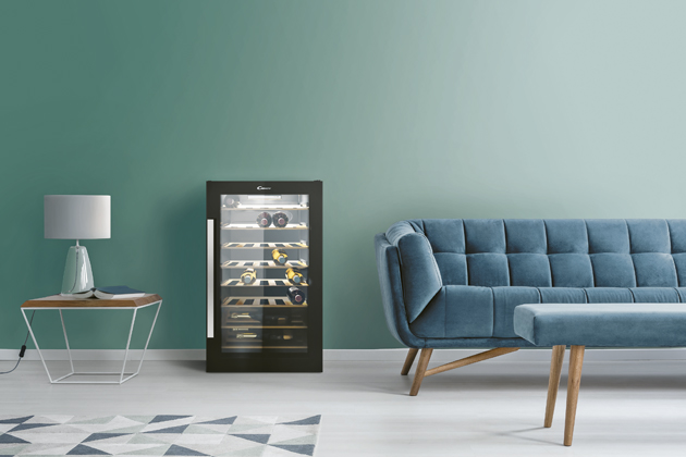 Intuitivní ovládání na elektronickém panelu u vinotéky DiVino CWC 154 EEL (Candy) umožňuje mimo jiné i nastavení programu pro uložení kombinace různých druhů vín, cena 8 989 Kč 