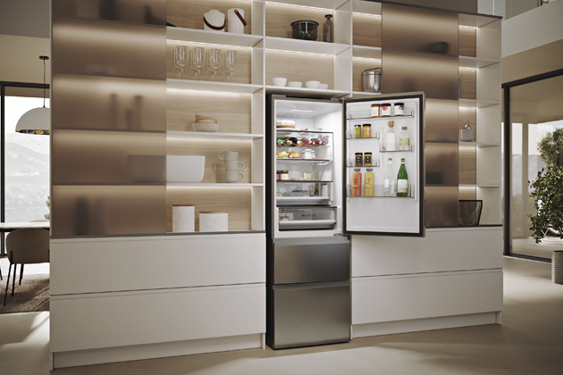 Chladic&iacute; z&aacute;suvka BioFresh Professional s&nbsp;teplotou těsně nad 0&nbsp;&deg;C m&aacute; funkci HydroBreeze, kter&aacute; pokryje povrch ovoce a&nbsp;zeleniny ochrann&yacute;m povlakem ze studen&eacute; mlhy, chladnička CBNstb 579i,  cena 77&nbsp;970 Kč 