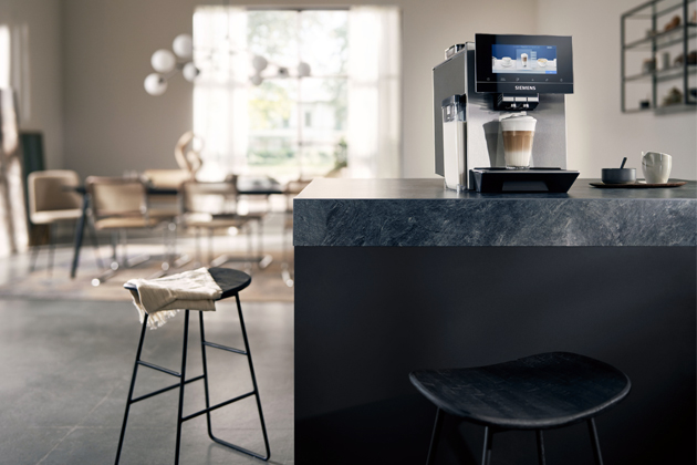 Plně automatick&yacute; k&aacute;vovar EQ900 plus s&nbsp;automatick&yacute;m odstraňov&aacute;n&iacute;m  vodn&iacute;ho kamene a&nbsp;či&scaron;těn&iacute;m, funkce pomal&eacute;ho vařen&iacute; Slow Brew pro jemn&eacute; chutě k&aacute;vy a&nbsp;Cold Brew pro zv&yacute;razněn&iacute; ovocn&yacute;ch chut&iacute; k&aacute;vy, tlak 19 barů, cena 41 990&nbsp;Kč 