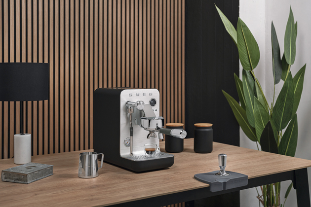 Ruční pákový kávovar Minipro espresso EMC02, nerezová ocel a probarvený plast, černá, více barev, čelní panel kartáčovaný hliník, objem nádoby na vodu 1,7 l, tlak 15 barů,  cena 36 590 Kč