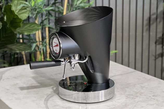 K&aacute;vovar Diva Black Espresso, tlakově lit&yacute; hlin&iacute;k a&nbsp;kotel z&nbsp;mosazi, nahř&iacute;v&aacute;n&iacute; &scaron;&aacute;lků na horn&iacute; plo&scaron;e, kompatibiln&iacute; s&nbsp;E.S.E. pody i&nbsp;mletou k&aacute;vou, tlak 15 barů, objem n&aacute;doby na vodu 0,8 l, cena 22 041&nbsp;Kč