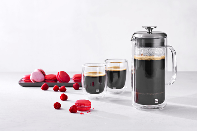 French Press &ndash; dvoustěnn&yacute; džb&aacute;n Sorrento Plus, design Matteo Thun a&nbsp;Antonio Rodriguez, borosilik&aacute;tov&eacute; sklo, objem 750 ml, cena 2 250&nbsp;Kč 