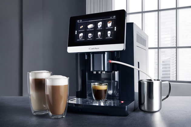 Automatick&eacute; espresso EA 850, 20 druhů n&aacute;pojů, barevn&yacute; 7&rdquo; displej, ml&yacute;nek z&nbsp;nerezov&eacute; oceli, tlak 19 barů, objem n&aacute;doby na vodu 1,8 l, z&aacute;sobn&iacute;k  na 250 g k&aacute;vy, cena 16 990&nbsp;Kč &rarr;&nbsp;www.catlercz.cz