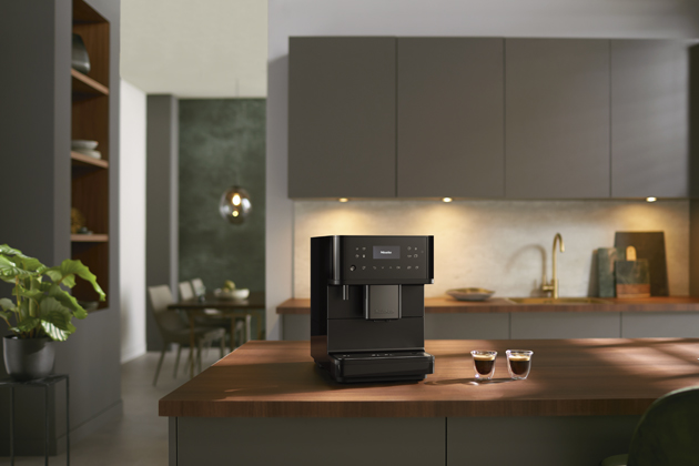 Volně stoj&iacute;c&iacute; k&aacute;vovar CM 6360 125 Edition obsidian čern&aacute;, matn&aacute;, s&nbsp;WiFiConn@ct, AromaticSystem pro intenzivn&iacute; k&aacute;vov&eacute; aroma, př&iacute;prava jedn&iacute;m stisknut&iacute;m tlač&iacute;tka OneTouch for Two, doporučen&aacute; cena 39 990&nbsp;Kč 