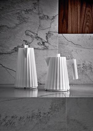 Rychlovarn&aacute; konvice Pliss&eacute;, design Michele De Lucchi, objem 1,7 l, b&iacute;l&yacute; plast,  cena 2 316&nbsp;Kč 