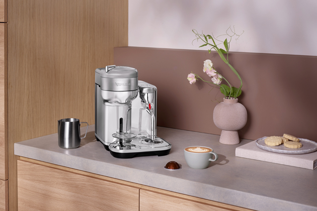 K&aacute;vovar Vertuo Creatista Stainless Steel, automatick&aacute; parn&iacute; tryska,  nastaven&iacute; př&iacute;pravy ml&eacute;čn&eacute; pěny ve třech &uacute;rovn&iacute;ch, objem n&aacute;doby na vodu 2 l, cena 12 743&nbsp;Kč 