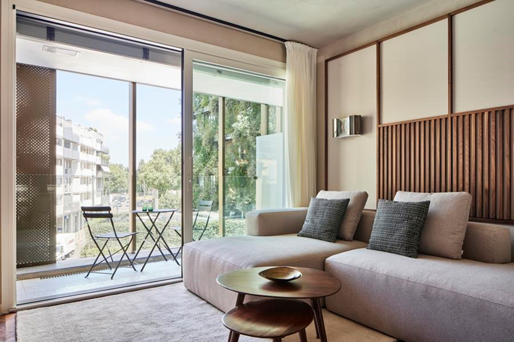 Projekt LC apartment v Milaně&nbsp;ukazuje, jak může současn&yacute; interi&eacute;r působit jako pr&eacute;miov&aacute; hotelov&aacute; suite &ndash; čist&yacute;, promy&scaron;len&yacute; a založen&yacute; na jemn&eacute; hře materi&aacute;lů a textur.