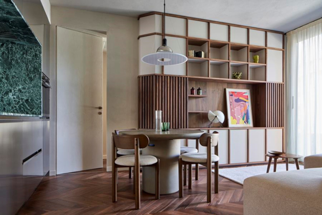 Projekt LC apartment v Milaně ukazuje, jak může současný interiér působit jako prémiová hotelová suite – čistý, promyšlený a založený na jemné hře materiálů a textur.