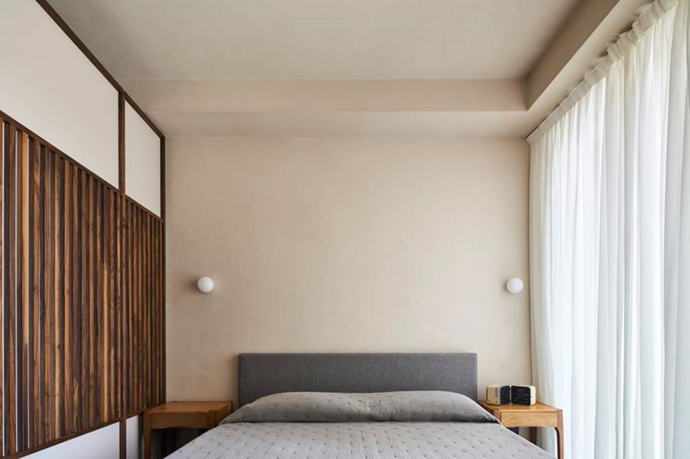 Projekt LC apartment v Milaně&nbsp;ukazuje, jak může současn&yacute; interi&eacute;r působit jako pr&eacute;miov&aacute; hotelov&aacute; suite &ndash; čist&yacute;, promy&scaron;len&yacute; a založen&yacute; na jemn&eacute; hře materi&aacute;lů a textur.