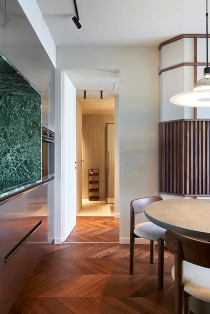 Projekt LC apartment v Milaně&nbsp;ukazuje, jak může současn&yacute; interi&eacute;r působit jako pr&eacute;miov&aacute; hotelov&aacute; suite &ndash; čist&yacute;, promy&scaron;len&yacute; a založen&yacute; na jemn&eacute; hře materi&aacute;lů a textur.