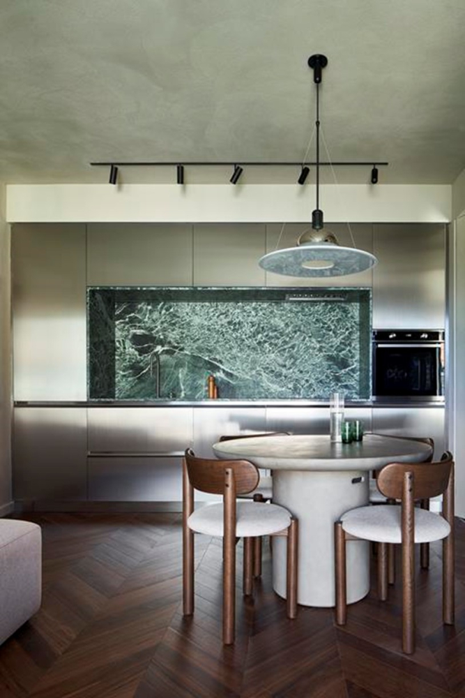 Projekt LC apartment v Milaně&nbsp;ukazuje, jak může současn&yacute; interi&eacute;r působit jako pr&eacute;miov&aacute; hotelov&aacute; suite &ndash; čist&yacute;, promy&scaron;len&yacute; a založen&yacute; na jemn&eacute; hře materi&aacute;lů a textur.