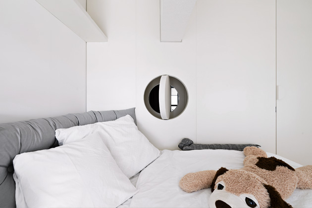 Dětsk&yacute; pokoj pro dvě slečny je v&iacute;ce&uacute;rovňov&yacute;: spac&iacute; kouty ve zv&yacute;&scaron;en&eacute;m patře a&nbsp;dole společn&aacute; z&oacute;na pro učen&iacute;, hru i&nbsp;relax. Obklady, sanita i&nbsp;armatury v&nbsp;koupelně byly hotov&eacute;, studio je jen pomoc&iacute; materi&aacute;lů, sv&iacute;tidel a&nbsp;doplňků začlenilo do konceptu bytu. Ložnice nen&aacute;padně ukr&yacute;v&aacute; dom&aacute;c&iacute; pracovnu.