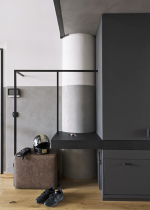 Každ&yacute; pokoj disponuje vlastn&iacute;m zv&yacute;&scaron;en&yacute;m patrem, kter&eacute; roz&scaron;iřuje užitnou plochu a&nbsp;přin&aacute;&scaron;&iacute; do interi&eacute;ru hravost, variabilitu a&nbsp;moment překvapen&iacute;.