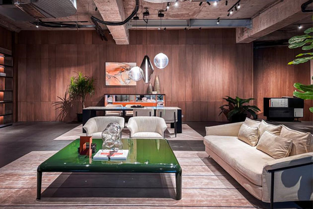 V obytn&eacute; č&aacute;sti je dominantou n&iacute;zk&yacute; stůl Ferro, opět od Piera Lissoniho, v anglicky zelen&eacute;m laku